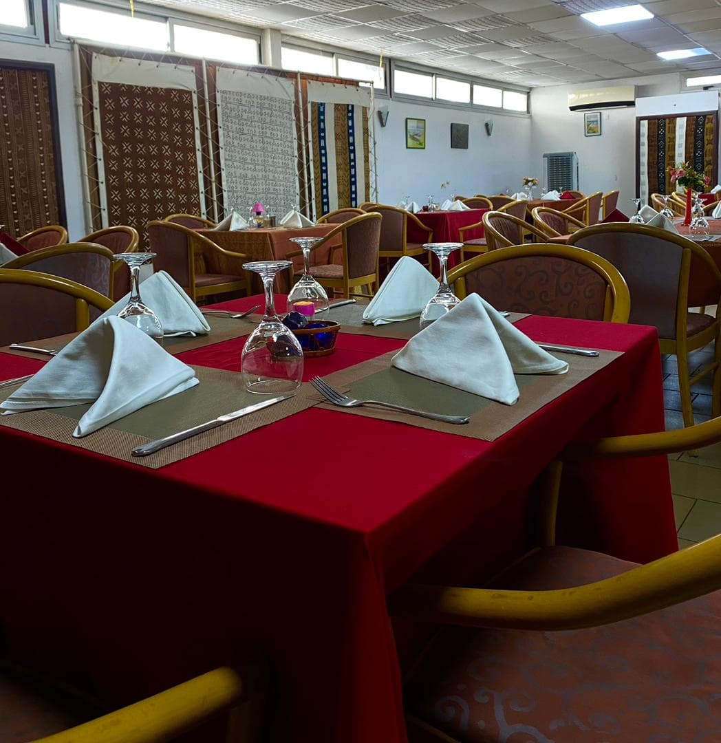 Salle intérieure chaleureuse du restaurant Le Trophée à Dakar
