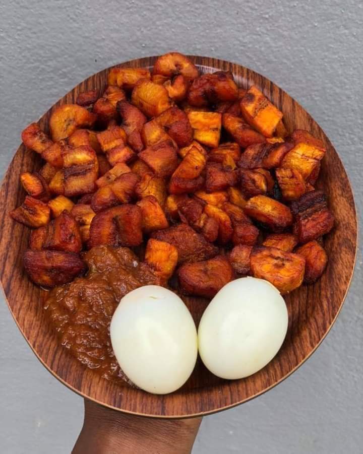 Alloco-œuf — plat ivoirien servi au restaurant Le Trophée