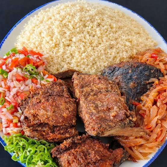 Garba — plat ivoirien servi au restaurant Le Trophée