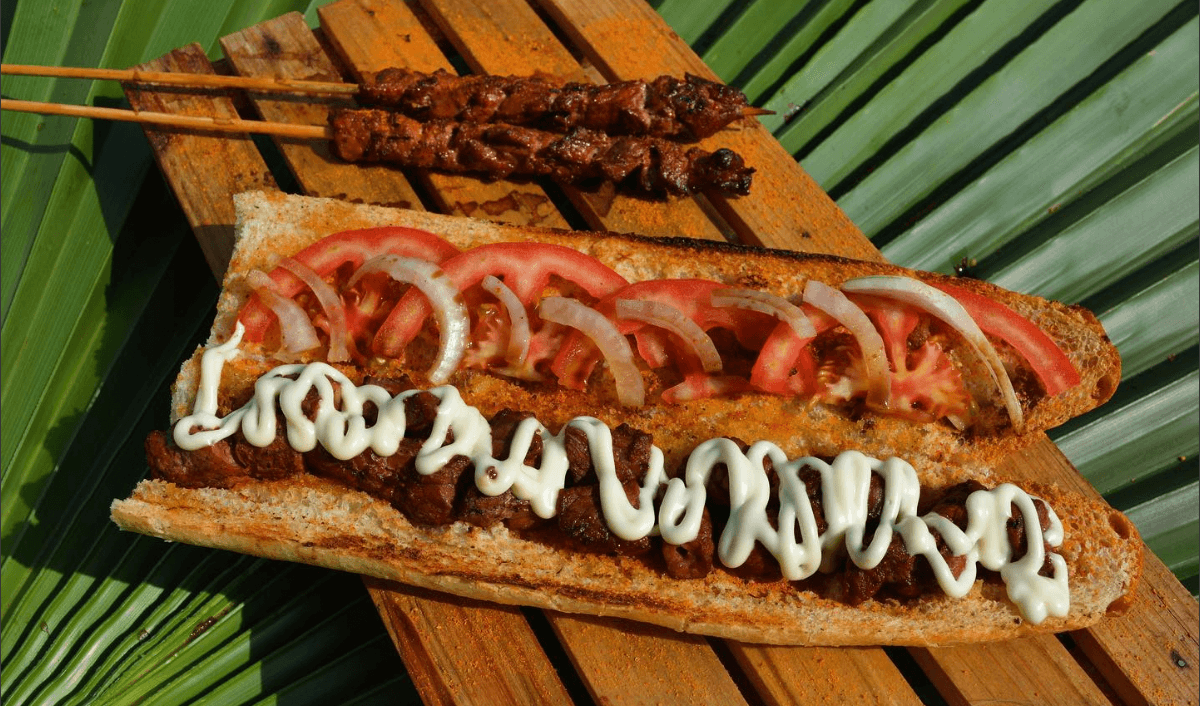 Pain brochettes — plat ivoirien servi au restaurant Le Trophée