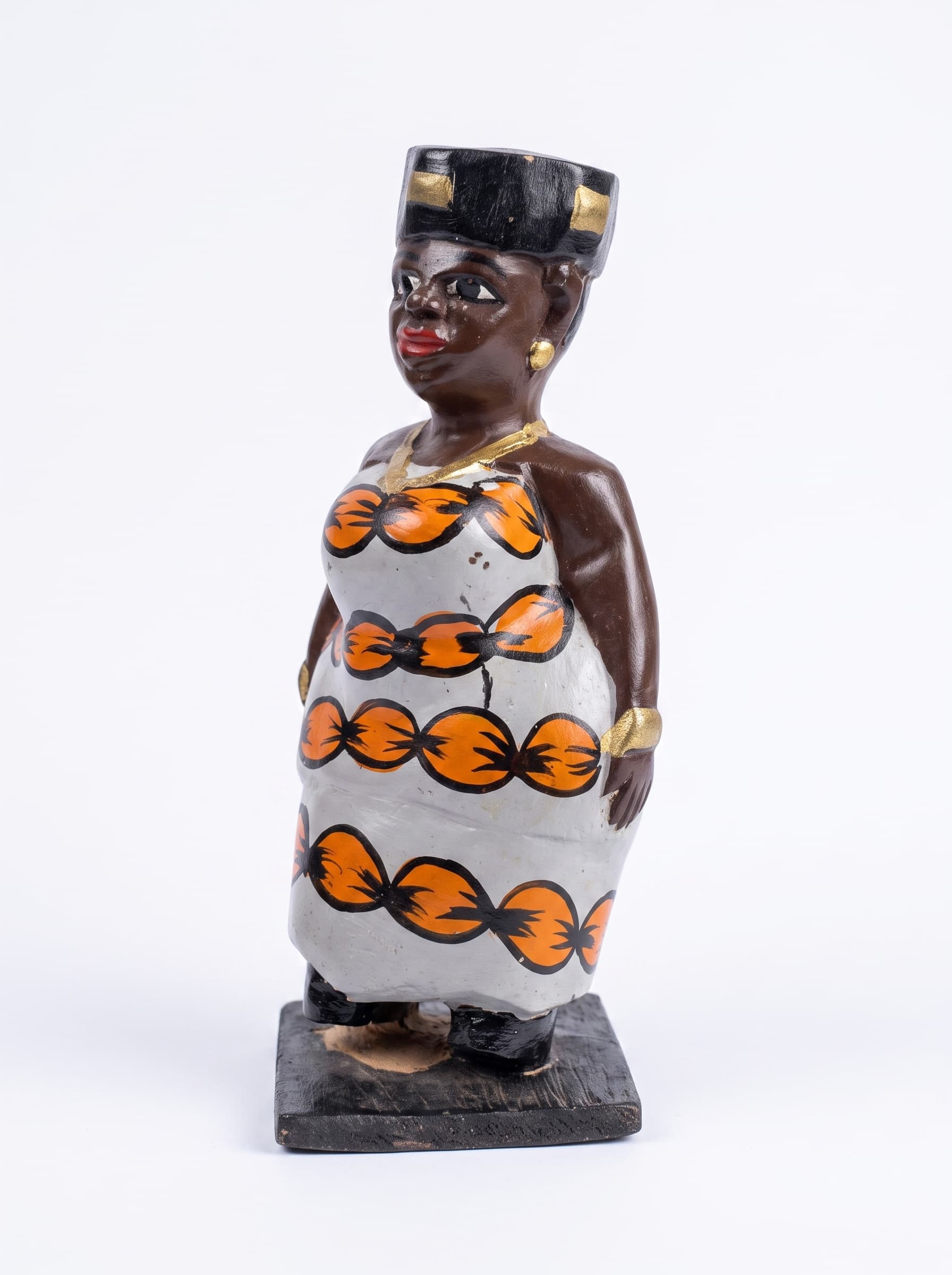 Poupée africaine en situation dans le décor